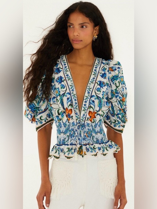 FARM Rio Tops - FARM Rio Off-White Floral Tile Smocked V-Neck Blouse. Size Small